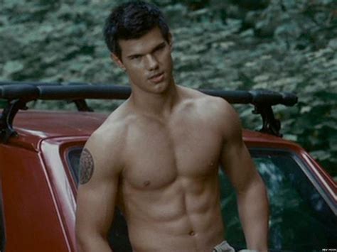 12 Classic Shirtless Scenes from the 2000s We'll .